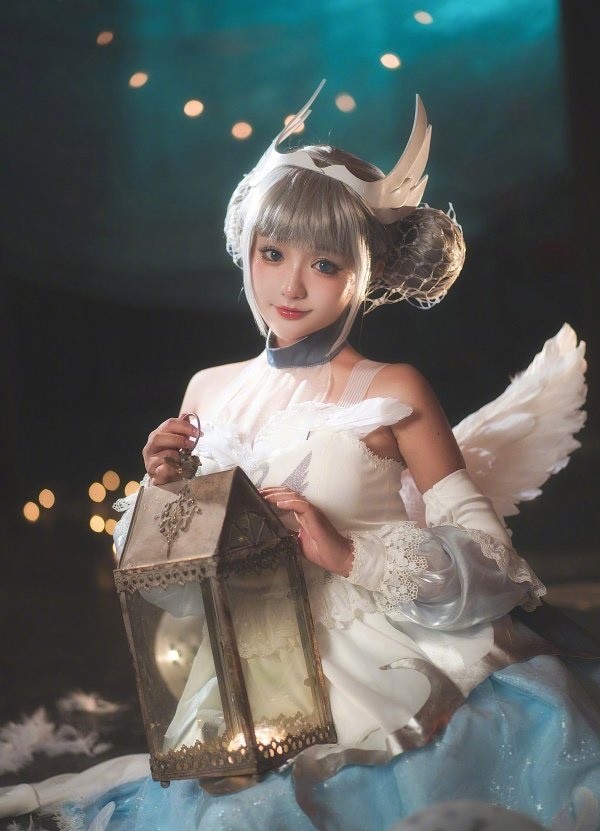 天鹅之梦这款皮肤是黑白天鹅合体,所以cos的时候小姐姐要化身为白天鹅