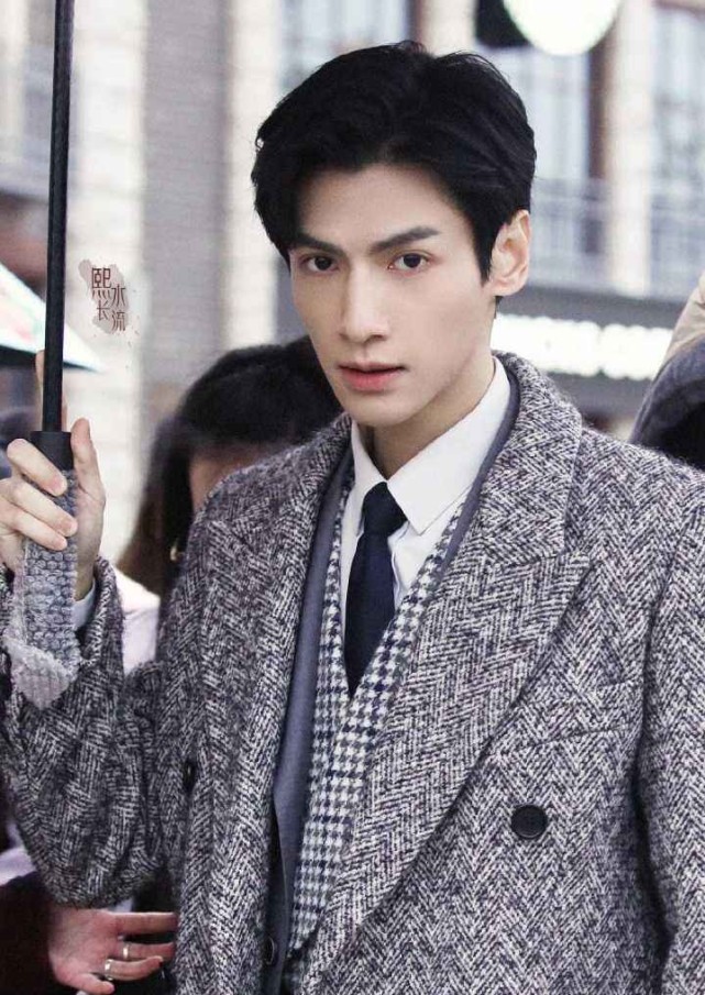 《半是蜜糖半是伤》相信不少人都在追,剧中的男女主从小就认识了,可以