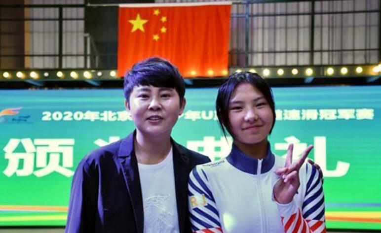 速度滑冰|速滑名帅下课后终露面，出席青少年短道比赛，亲自颁奖满脸笑容