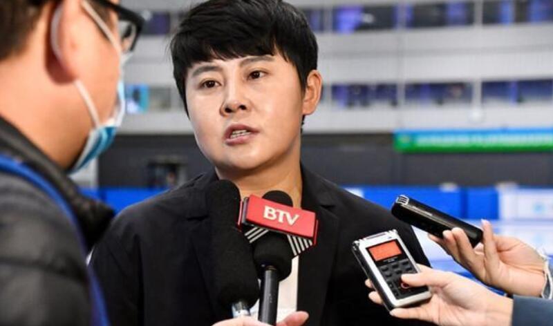 速度滑冰|速滑名帅下课后终露面，出席青少年短道比赛，亲自颁奖满脸笑容