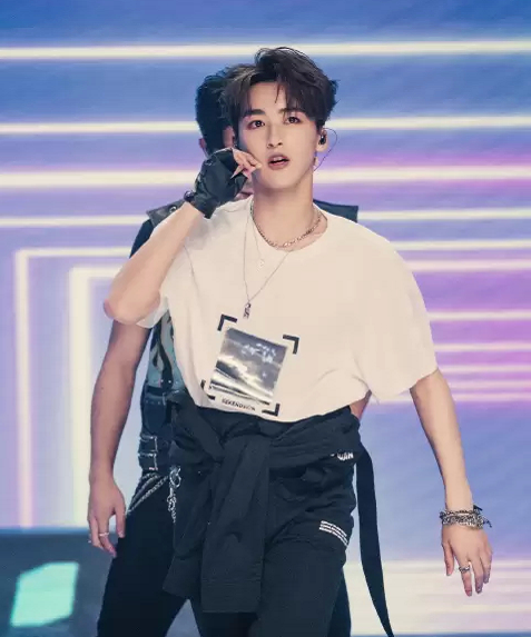 杨超越|杨超越何洛洛互动甜蜜，被网友评论恋爱了？杨超越的回复表明态度