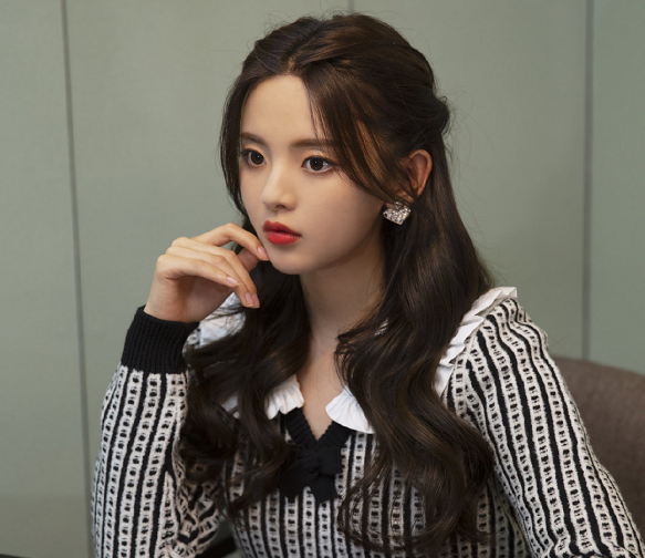 杨超越|杨超越何洛洛互动甜蜜，被网友评论恋爱了？杨超越的回复表明态度