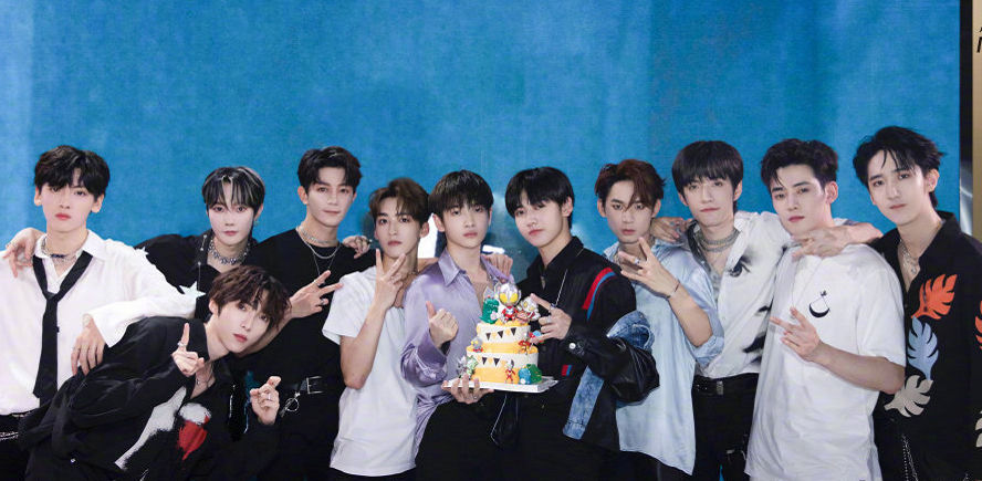 杨超越|杨超越何洛洛互动甜蜜，被网友评论恋爱了？杨超越的回复表明态度