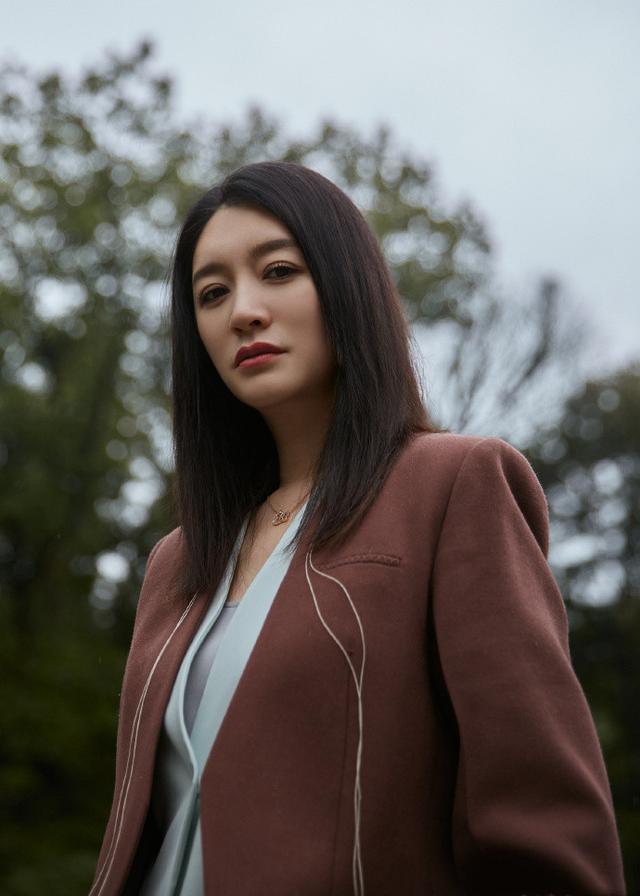 城市之星"最佳女演员"李小冉,穿深色西装有颜有演技,惊艳了