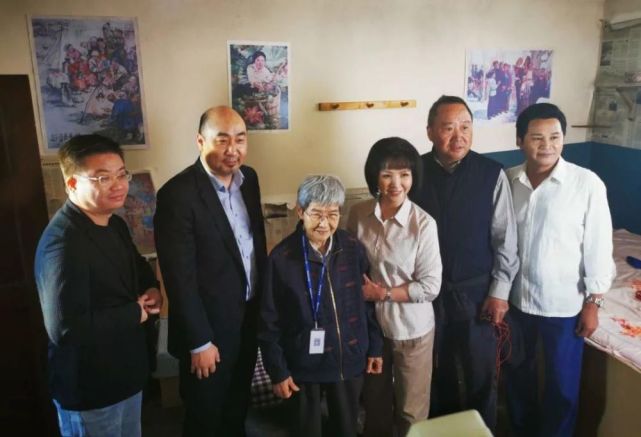 看到初为人母的樊锦诗,一个人应付刚出生的大儿子,既舍不得孩子被带走