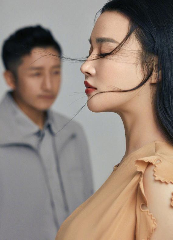 冉莹颖|冉莹颖与邹市明牵手走机场，夫妻打扮休闲，背千元平价包超接地气