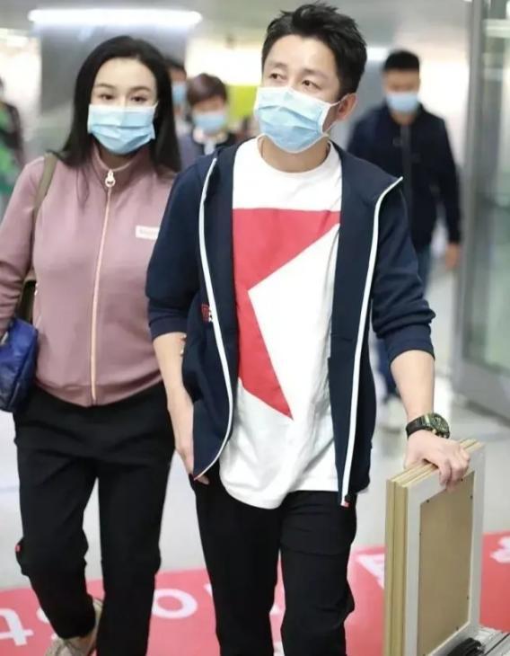 冉莹颖|冉莹颖与邹市明牵手走机场，夫妻打扮休闲，背千元平价包超接地气