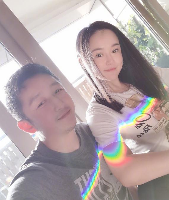 冉莹颖|冉莹颖与邹市明牵手走机场，夫妻打扮休闲，背千元平价包超接地气