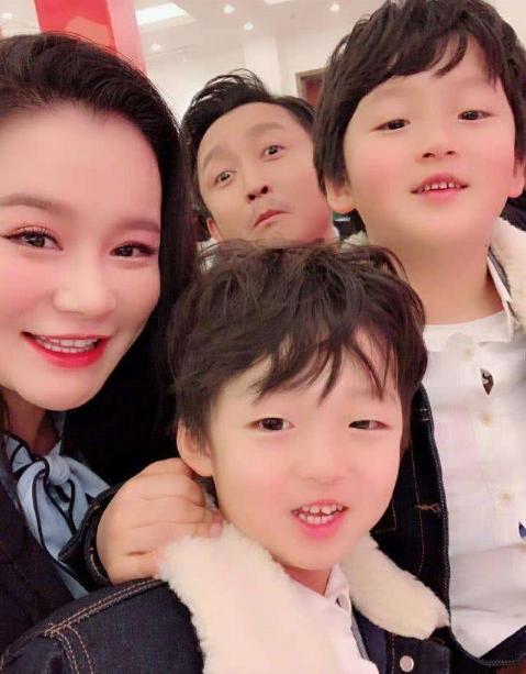 冉莹颖|冉莹颖与邹市明牵手走机场，夫妻打扮休闲，背千元平价包超接地气