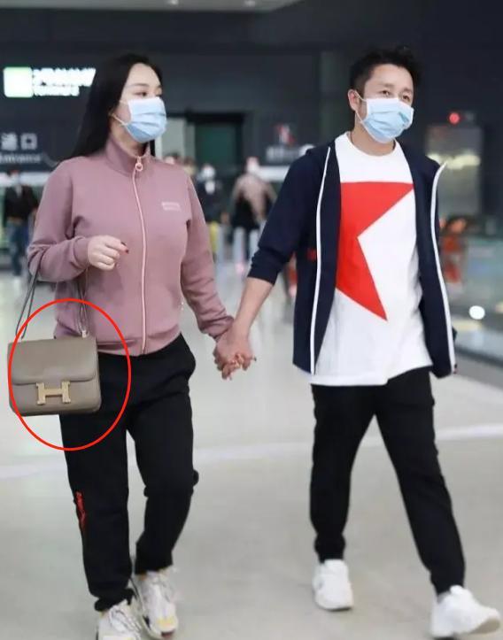 冉莹颖|冉莹颖与邹市明牵手走机场，夫妻打扮休闲，背千元平价包超接地气