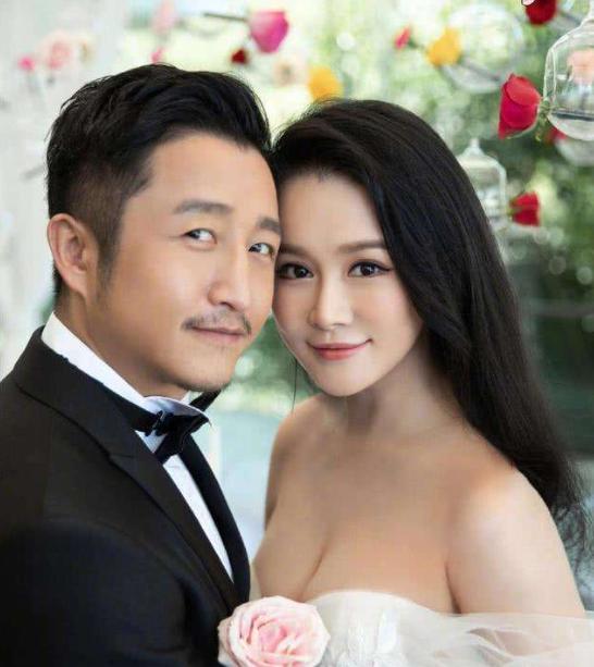 冉莹颖|冉莹颖与邹市明牵手走机场，夫妻打扮休闲，背千元平价包超接地气