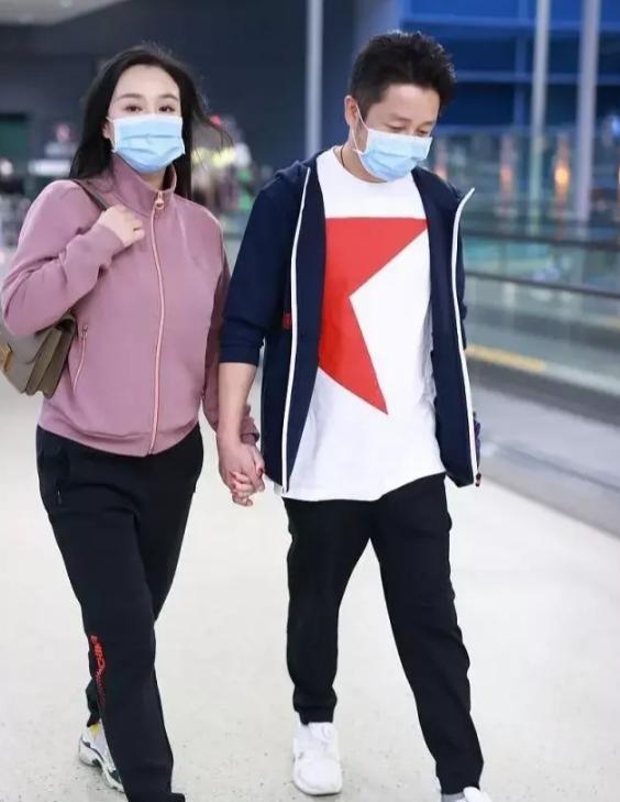 冉莹颖|冉莹颖与邹市明牵手走机场，夫妻打扮休闲，背千元平价包超接地气