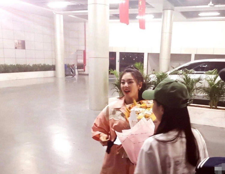 赵小棠|粉丝应援有多秀？张雨绮被送大蒜花不算什么，赵小棠的可以直接吃