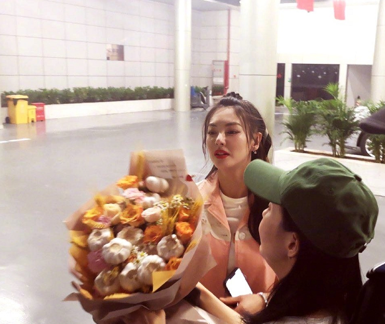 赵小棠|粉丝应援有多秀？张雨绮被送大蒜花不算什么，赵小棠的可以直接吃