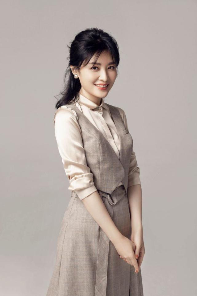 周涛气质不是盖的,穿少女纱裙秀"流水腰",看不出是快奔六的人