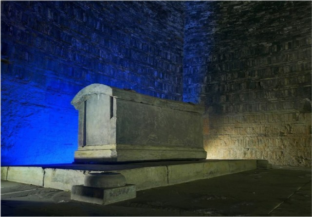 迁葬打开墓室,发现棺上趴着一条一丈多长大黑蛇,移棺后将蛇放回