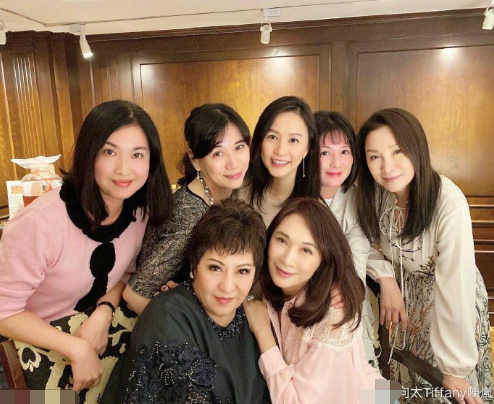 郭碧婷|当奶奶后向太首晒近照，郭碧婷坐月子她忙聚会，感慨人生开心最重要