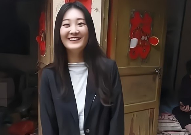 大衣哥儿媳改口了,直播时不断要礼物,与朱单伟未领证:他才19岁