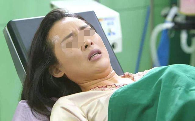 难产的概率增加,并且宝宝也很有可能顺产时在产道里卡住造成窒息