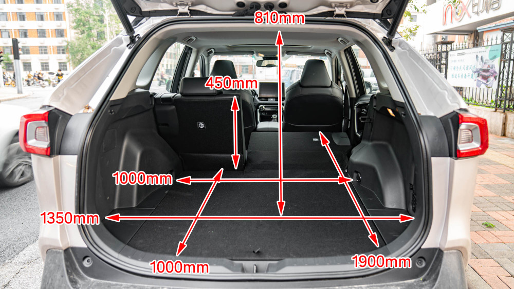 威兰达后备箱也比较规整,开口宽度和纵向高度都不错,照明灯和锚点也一