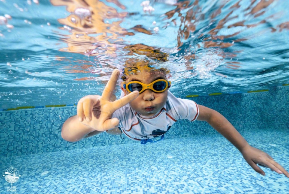 胡可晒两儿子近照兄弟俩皮肤对比鲜明安吉身材向爸爸沙溢看齐