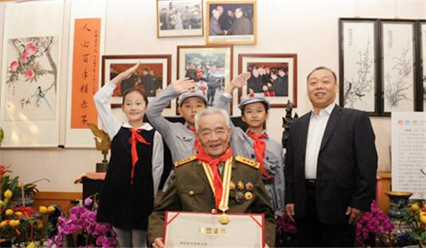 正如万海峰所说的——"纪念章,铭刻着中国人民的卓著功勋和巨大牺牲