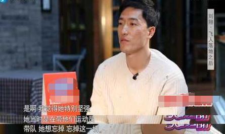 刘翔|刘翔与老婆合体现身，吴莎低头玩手机太冷酷，两人夫妻相十足