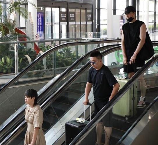 刘翔|刘翔与老婆合体现身，吴莎低头玩手机太冷酷，两人夫妻相十足