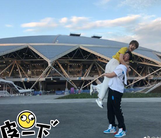 刘翔|刘翔与老婆合体现身，吴莎低头玩手机太冷酷，两人夫妻相十足