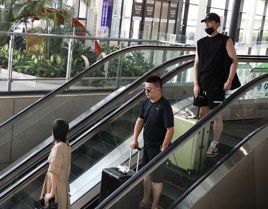 刘翔|刘翔与老婆合体现身，吴莎低头玩手机太冷酷，两人夫妻相十足