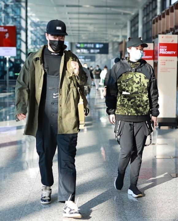 刘翔|刘翔与老婆合体现身，吴莎低头玩手机太冷酷，两人夫妻相十足