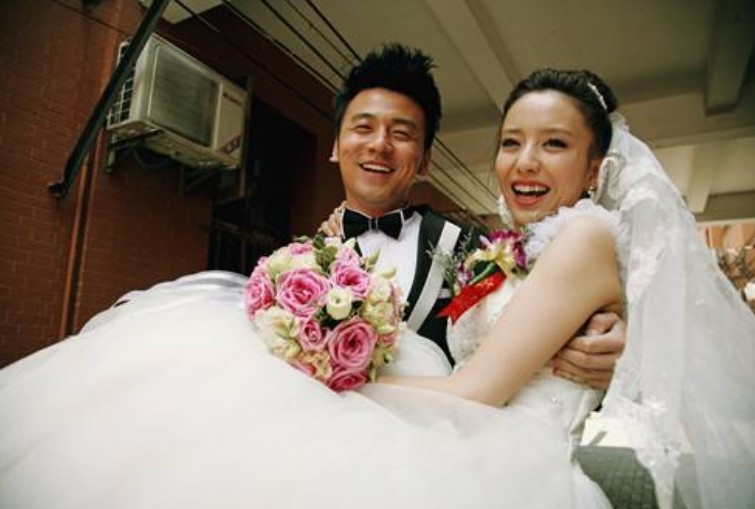 女儿都好几岁了,雷佳音却不愿晒妻子?妻子颜值不输迪丽热巴_腾讯新闻