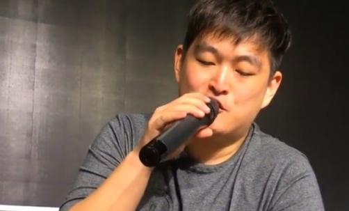 赵本山|赵本山儿子随意开唱展实力，手里烟只要十元一包，比起妹妹太低调