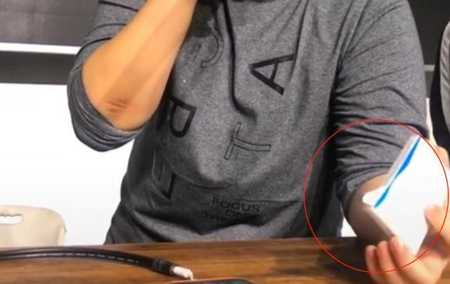 赵本山|赵本山儿子随意开唱展实力，手里烟只要十元一包，比起妹妹太低调