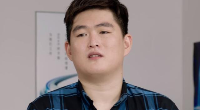 赵本山|赵本山儿子随意开唱展实力，手里烟只要十元一包，比起妹妹太低调