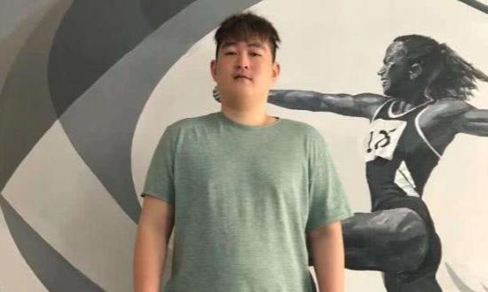 赵本山|赵本山儿子随意开唱展实力，手里烟只要十元一包，比起妹妹太低调