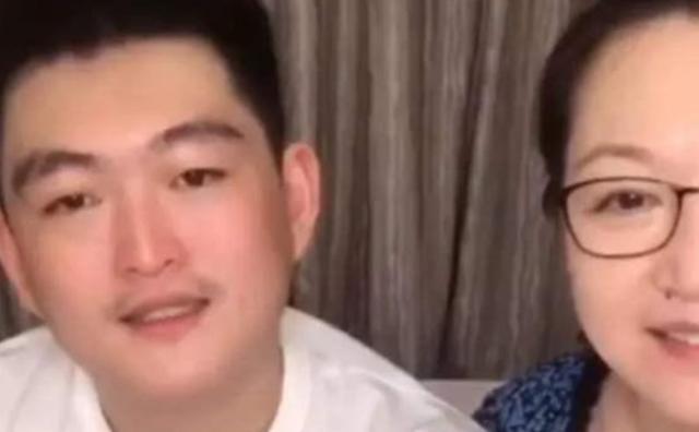 赵本山|赵本山儿子随意开唱展实力，手里烟只要十元一包，比起妹妹太低调