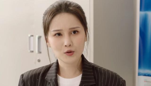 赵本山|赵本山儿子随意开唱展实力，手里烟只要十元一包，比起妹妹太低调