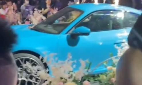 赵本山|赵本山儿子随意开唱展实力，手里烟只要十元一包，比起妹妹太低调