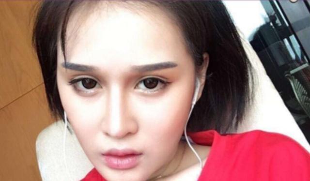 赵本山|赵本山儿子随意开唱展实力，手里烟只要十元一包，比起妹妹太低调