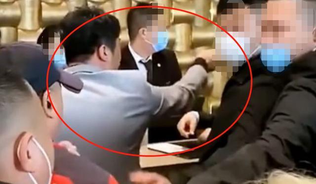 粉丝|千万网红为粉丝起争执，发飙怒骂工作人员，遭辞退保安发声称无辜