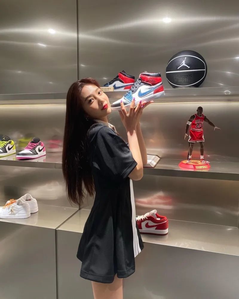 作为鞋头,必须得安排几双aj才算是社交网络里的一支花,而女团的性感