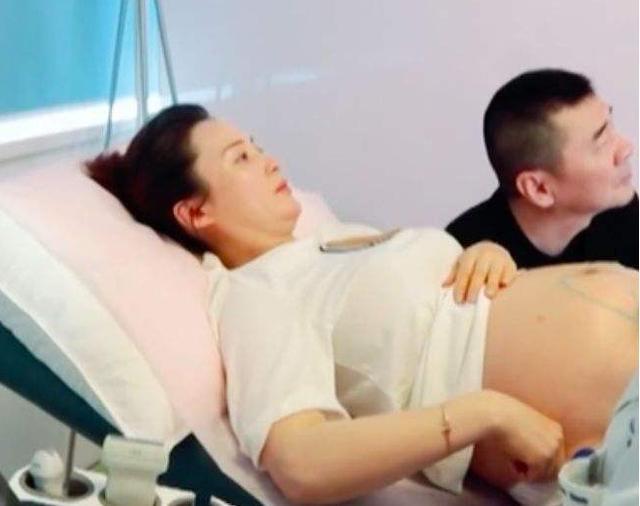 蒋勤勤43岁生二胎如今相貌大变样网友直言有儿子还生啥