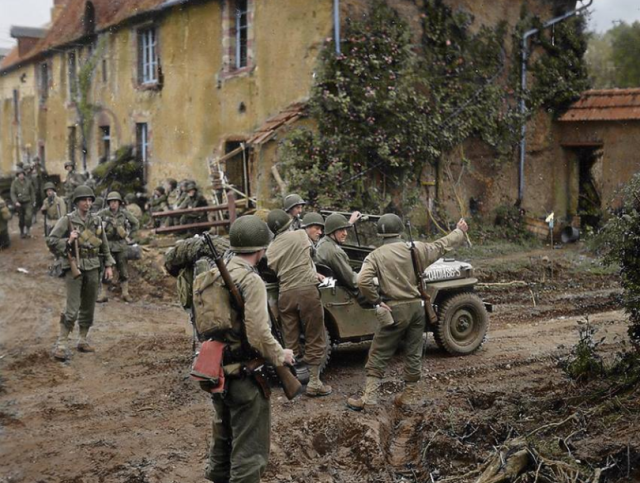 二战珍贵彩照美军士兵和缴获的奔驰跑车合影