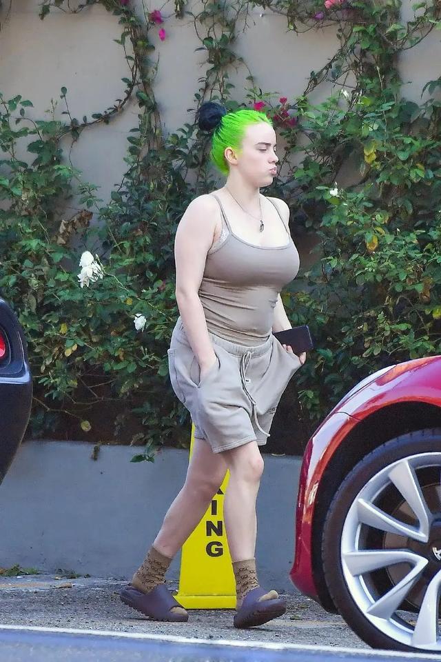 18岁碧梨穿吊带出门被羞辱音乐天才又怎么样身材肥的像大妈