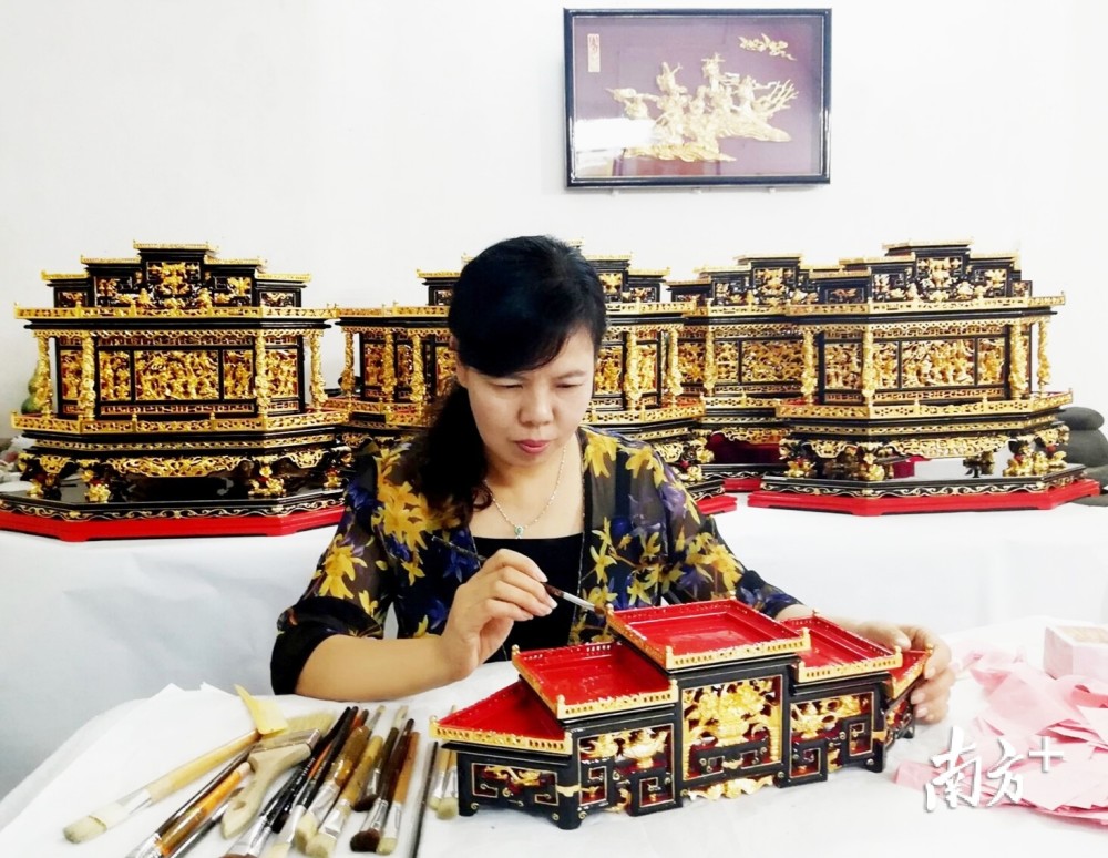 杨细容|“寻师访匠”看揭阳金漆艺人杨细容：岁月悠悠卅余载，传统漆艺绽新花