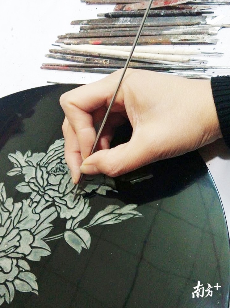 杨细容|“寻师访匠”看揭阳金漆艺人杨细容：岁月悠悠卅余载，传统漆艺绽新花