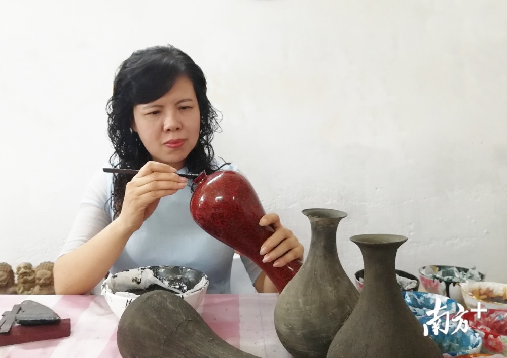 杨细容|“寻师访匠”看揭阳金漆艺人杨细容：岁月悠悠卅余载，传统漆艺绽新花