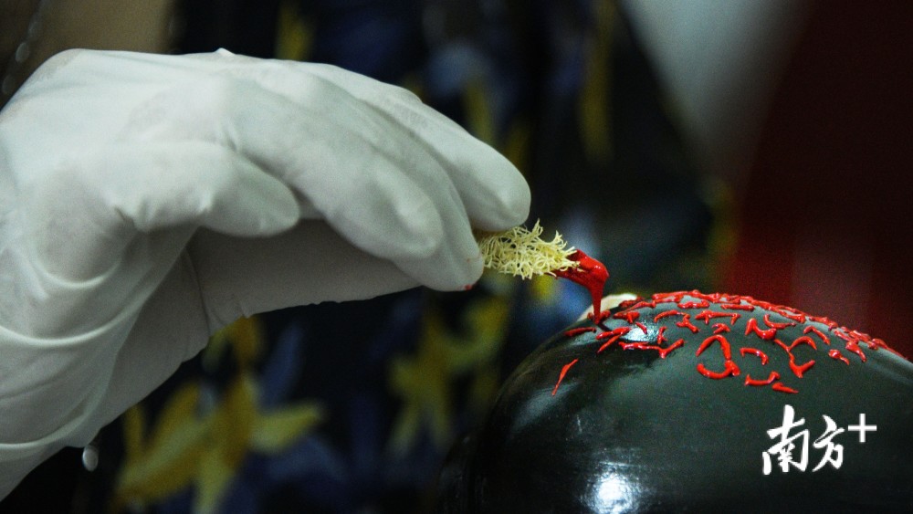 杨细容|“寻师访匠”看揭阳金漆艺人杨细容：岁月悠悠卅余载，传统漆艺绽新花