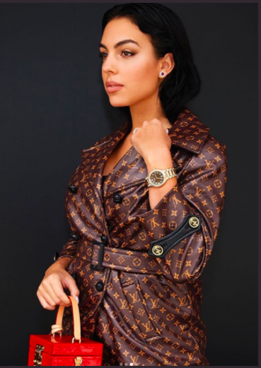 c罗女友生活高端,乔治娜穿lv怡然自得,出行坐豪车笑靥如花